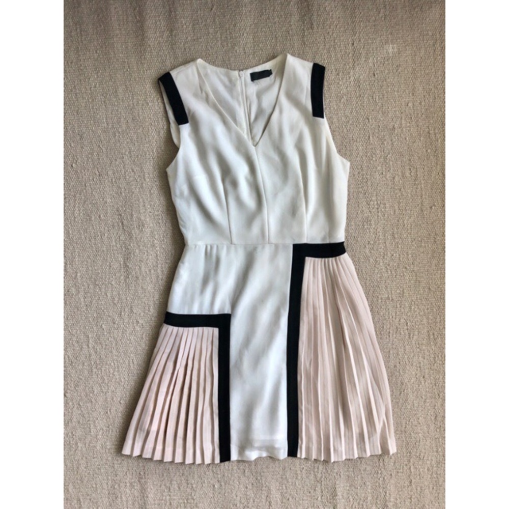 Sleeveless white dress with bold lines